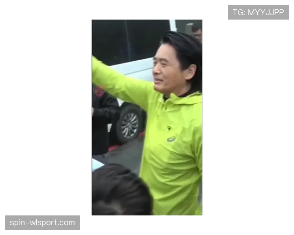 张帅训练完直接拎爱马仕去吃路边摊,这反差谁懂